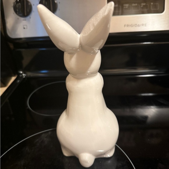 Ceramic (Easter) bunny holding egg - Picture 3 of 4